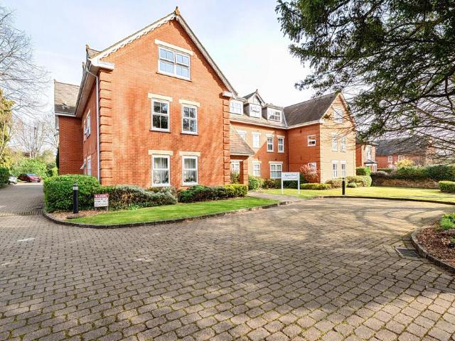 Flat for sale in Horsell, Woking