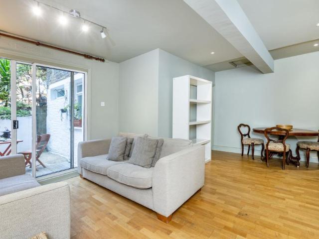 Flat for sale in Earl's Court, Greater London