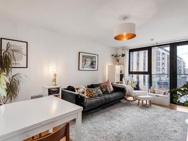 Flat for sale in Suttons Wharf, Mile End