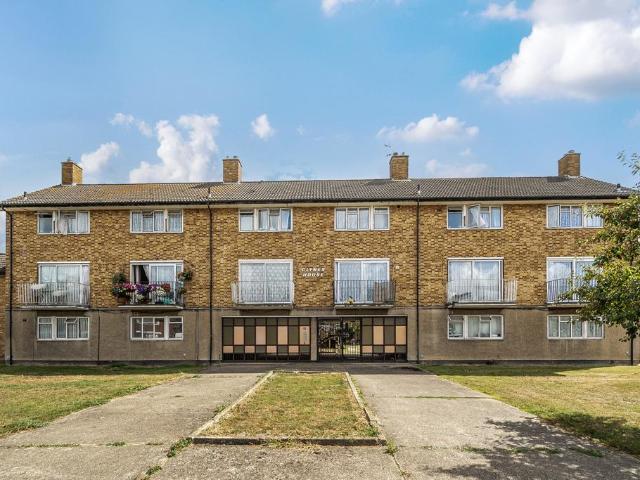 Flat for sale in Yeading, Greater London