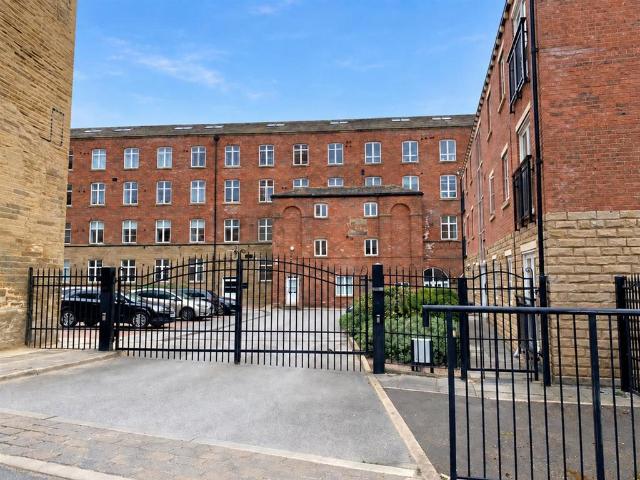 Flat for sale in Armley, West Yorkshire