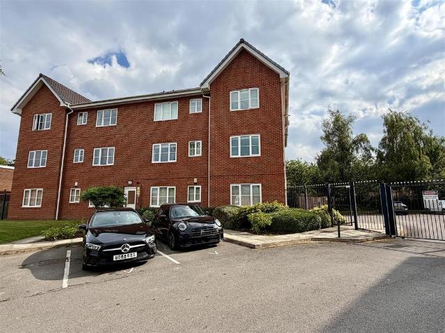 Flat for sale in Timperley, Trafford