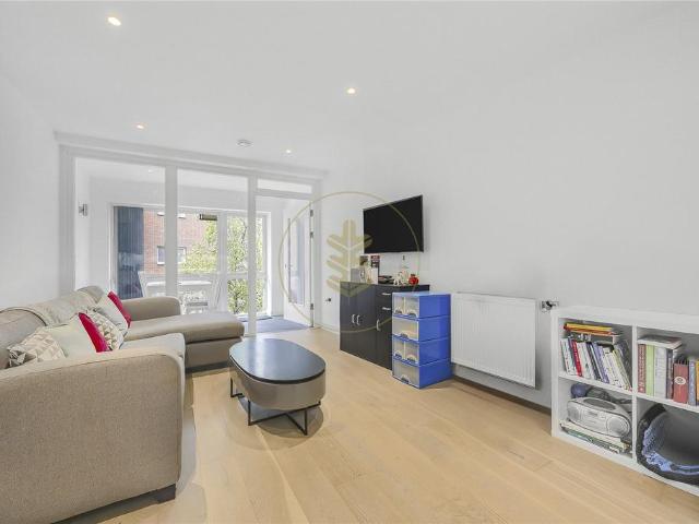Flat for sale in Brent Cross, Greater London