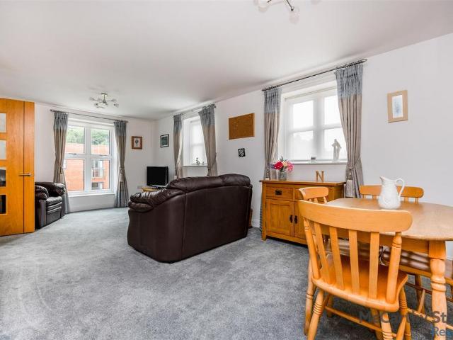 Flat for sale in Holloway Hill, Fole