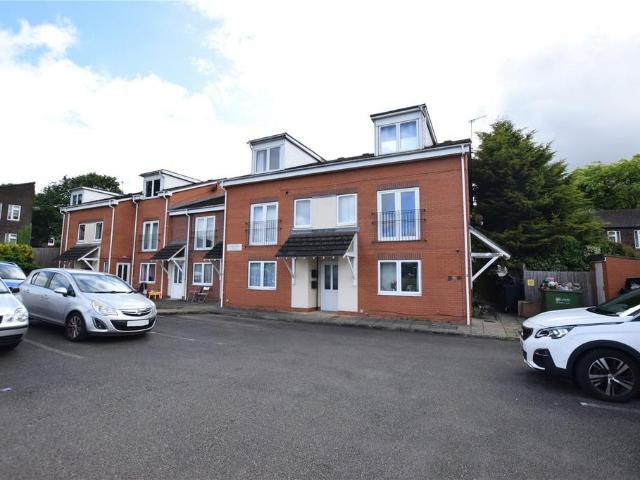 Flat for sale in West Yorkshire