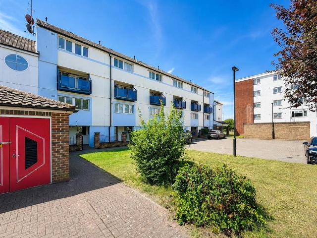 Flat for sale in London Borough of Hounslow, Greater London