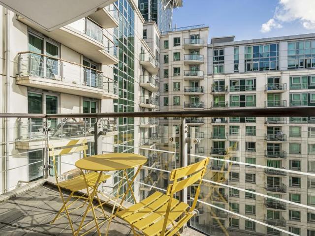 Flat for sale in Vauxhall, Greater London