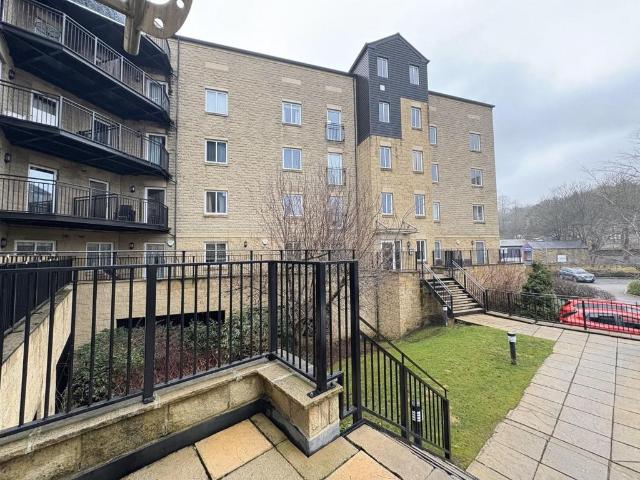Flat for sale in Dewsbury, West Yorkshire