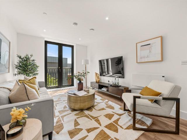 Flat for sale in Emmbrook, Wokingham