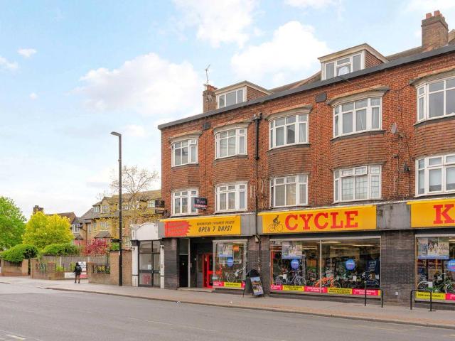 Flat for sale in London Borough of Croydon, Waddon