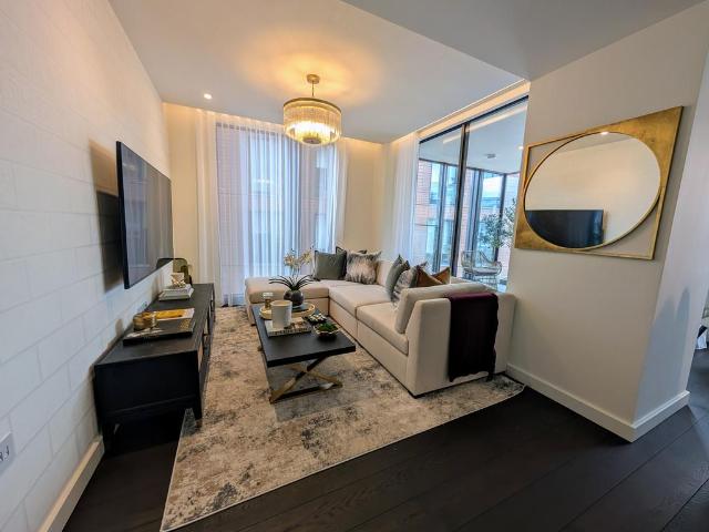 Flat for sale in Vauxhall, Greater London