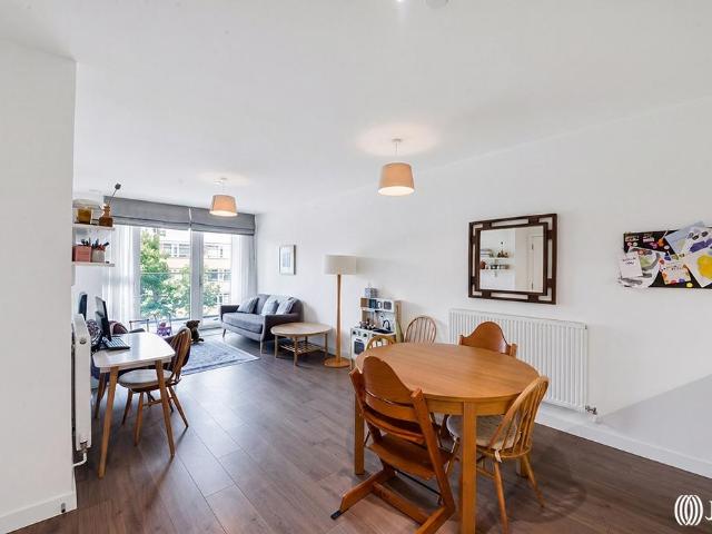 Flat for sale in Woodberry Down, Stoke Newington
