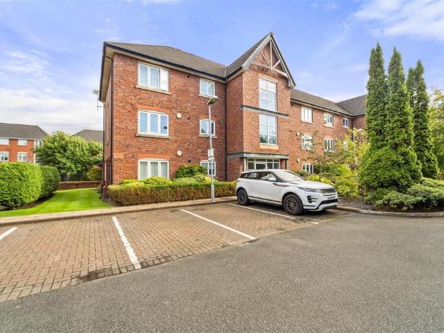 Flat for sale in Sale, Trafford