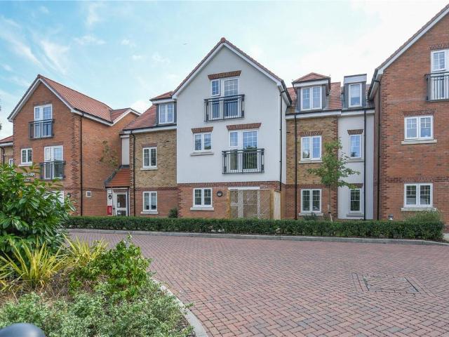 Flat for sale in Emmbrook, Wokingham