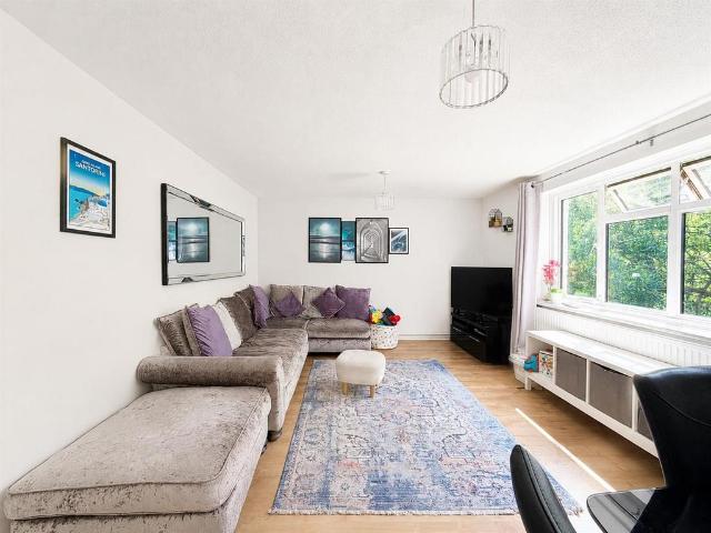 Flat for sale in London Borough of Hounslow, Greater London
