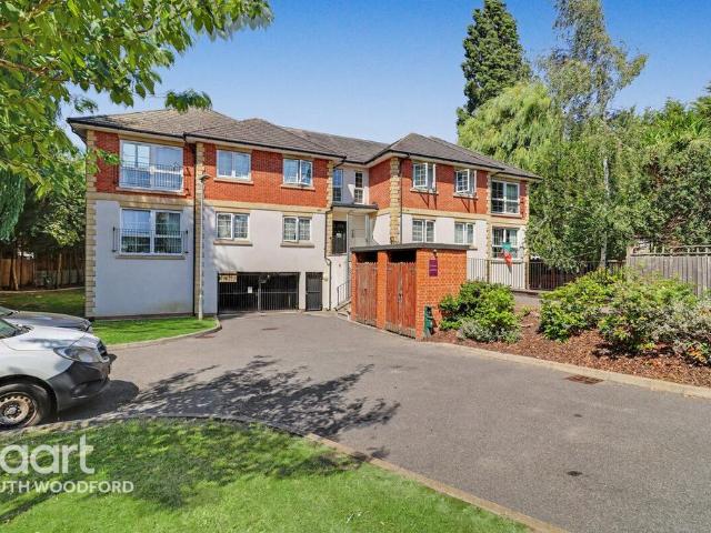 Flat for sale in South Woodford, Greater London