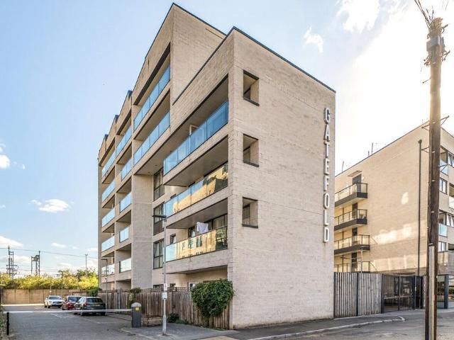 Flat for sale in Hayes, Greater London