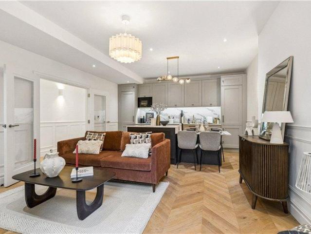 Flat for sale in Earl's Court, Greater London