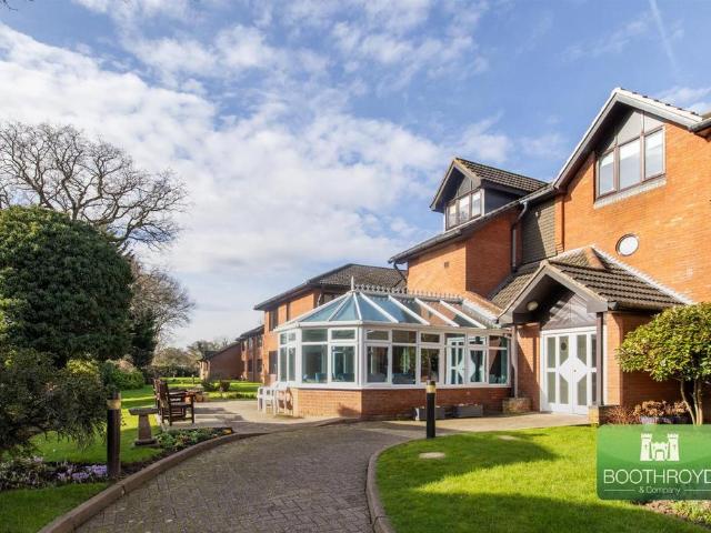 Flat for sale in Green Close, Warwickshire