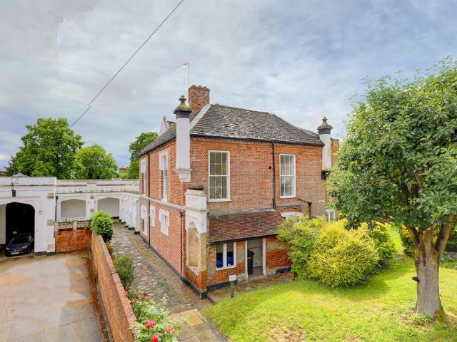 Flat for sale in Kings Hill, Colliers End