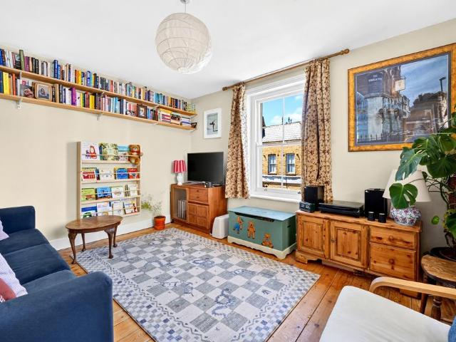 Flat for sale in Shacklewell, Greater London