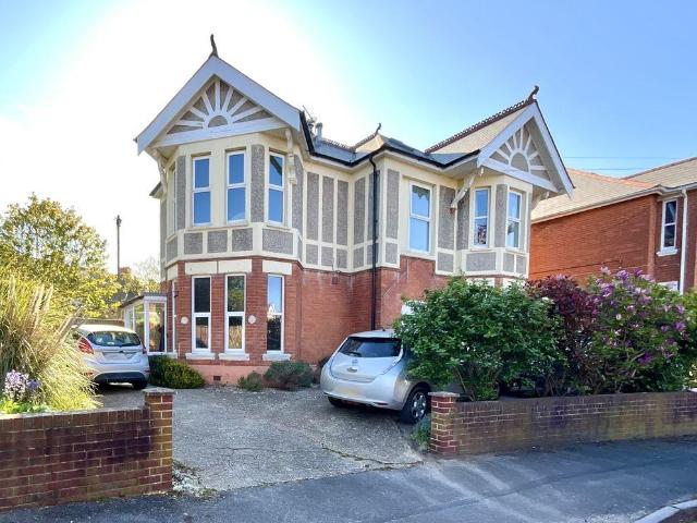 Flat for sale in Pokesdown, Bournemouth
