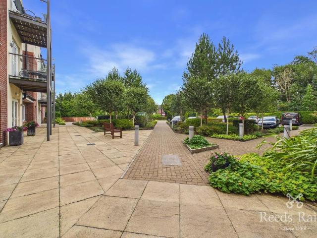 Flat for sale in Heaton Moor, Greater Manchester