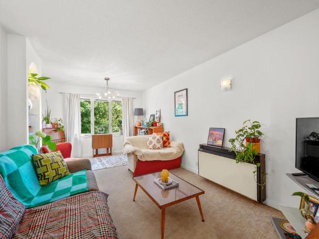 Flat for sale in Royal Borough of Kingston upon Thames, Greater London