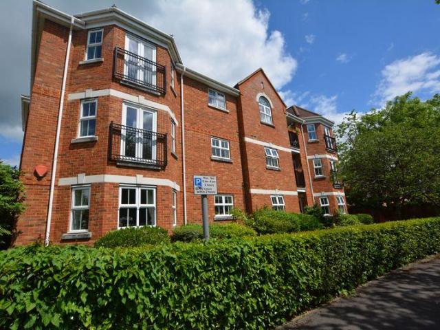 Flat for sale in Beaconsfield, Beaconsfield