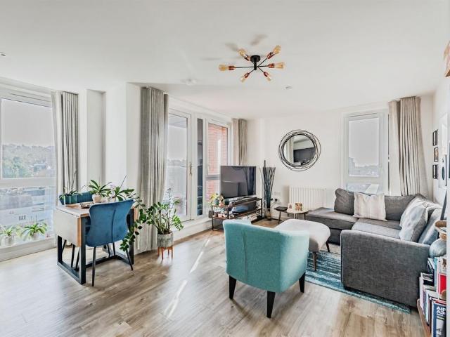 Flat for sale in Red Hill, Surrey