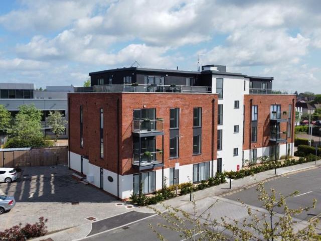 Flat for sale in Maidenhead, Bray Wick