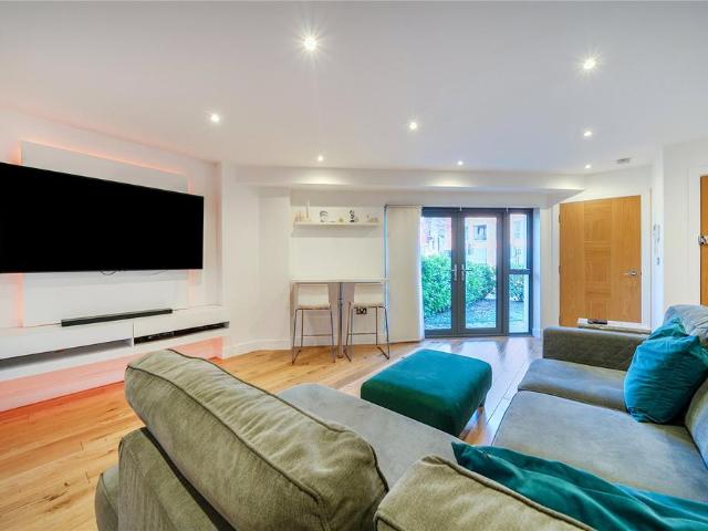 Flat for sale in Widmore, Greater London