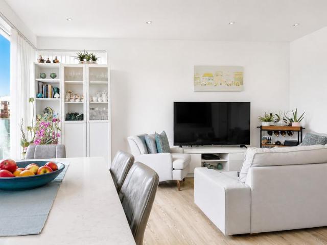 Flat for sale in Harlesden, Greater London