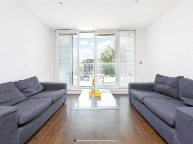 Flat for sale in Canning Town, Greater London
