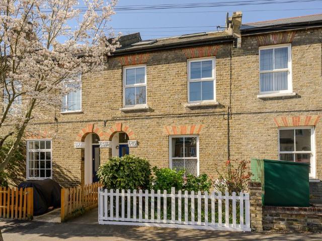 Flat for sale in London Borough of Merton, Merton Park