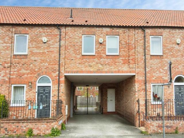 Flat for sale in Selby