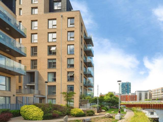 Flat for sale in Old Ford, Bow