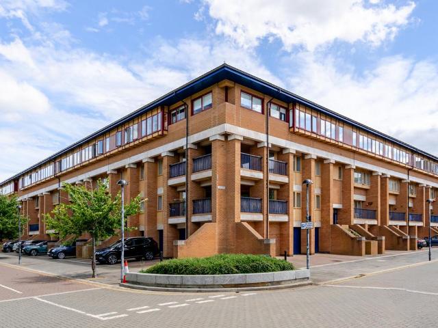 Flat for sale in Milton Keynes