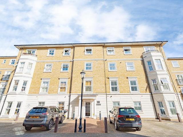 Flat for sale in Kentish Town, Greater London