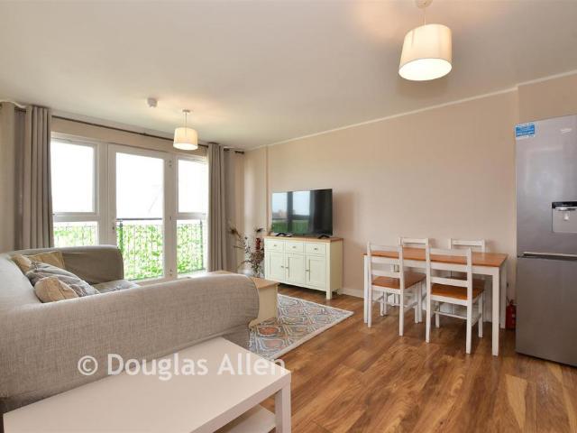 Flat for sale in Newbury Park, Greater London