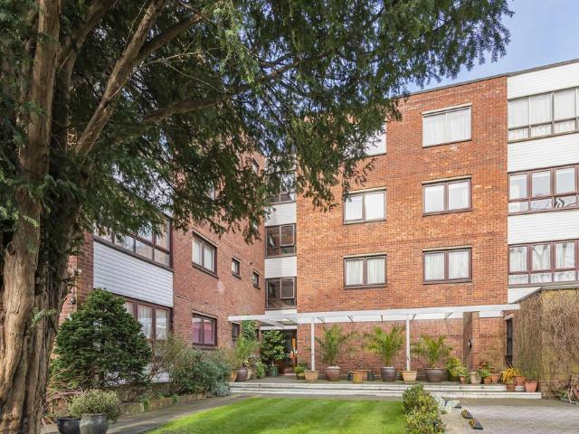 Flat for sale in London Borough of Ealing, Park Royal