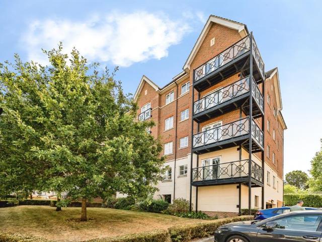 Flat for sale in Walton, Aylesbury