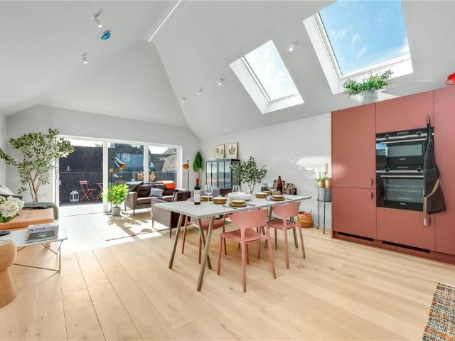 Flat for sale in Farnham, Waverley