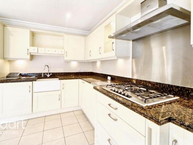 Flat for sale in Wormley, Fole