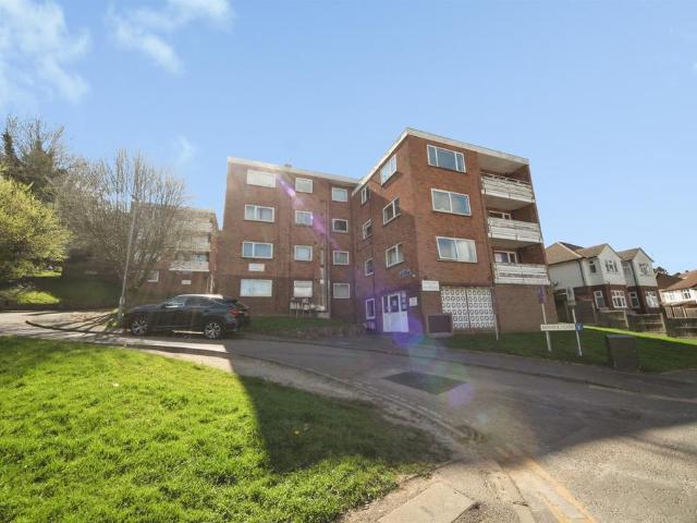 Flat for sale in Farley Hill, Spring Park
