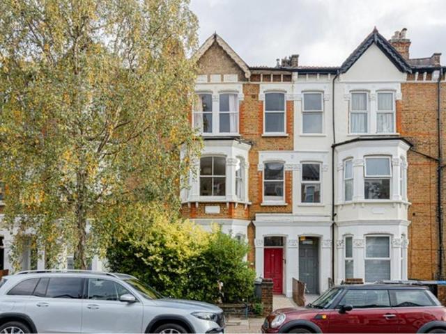 Flat for sale in Queen's Park, Greater London