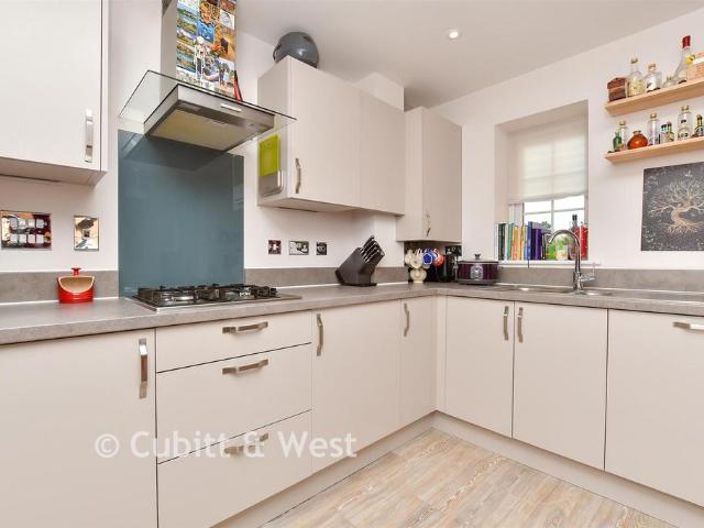 Flat for sale in Hillview, Surrey