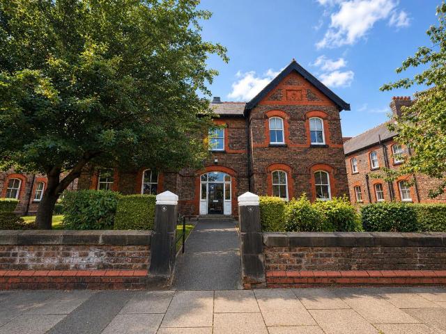 Flat for sale in Calderstones