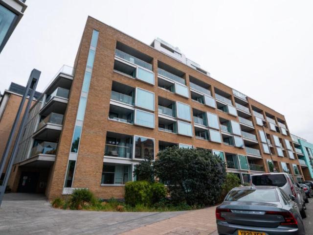 Flat for sale in Wandsworth, Greater London