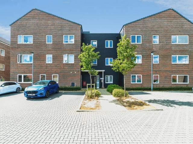 Flat for sale in Fretherne, Hertfordshire